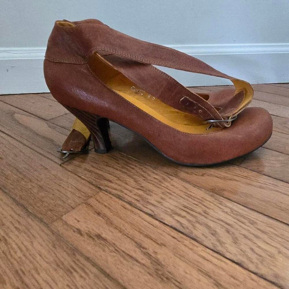 Brown leather kitten heels with ankle strap. buckle detail US 9.5